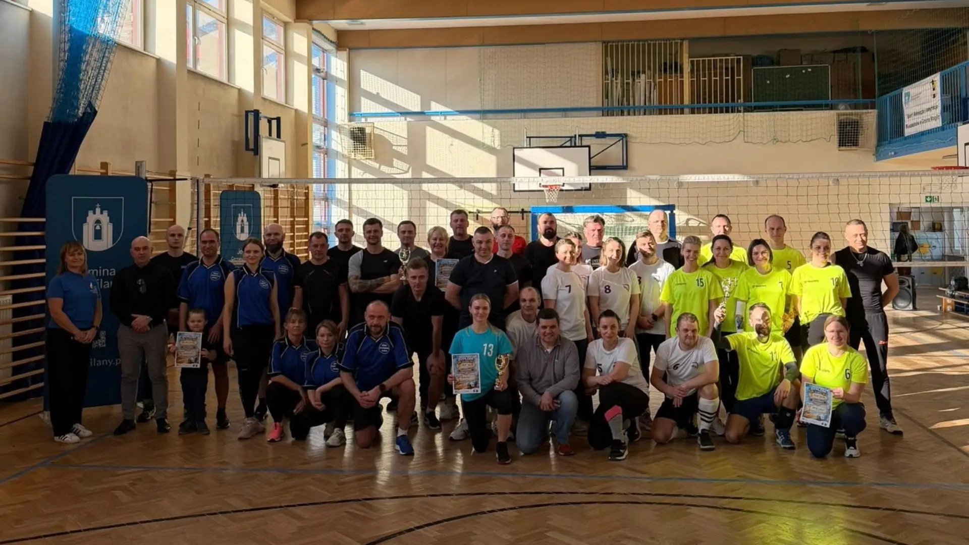 Zdjęcie grupowe wykonane na Turnieju Siatkówki Rodziców i Nauczycieli w Libertowie